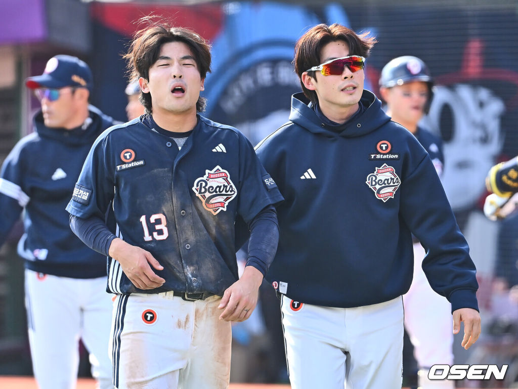 6일 부산 사직야구장에서 2025 신한 SOL 뱅크 KBO 리그 롯데 자이언츠와 두산 베어스의 경기가 열렸다. 홈팀 롯데는 데이비슨이, 방문팀 두산은 김유성이 선발로 출전했다.두산 베어스 이유찬이 4회초 1사 2,3루 양석환의 중견수 희생 플라이때 홈에서 롯데 자이언츠 유강남과 충돌한 후 괴로워하고 있다. 2025.04.06 / foto0307@osen.co.kr
