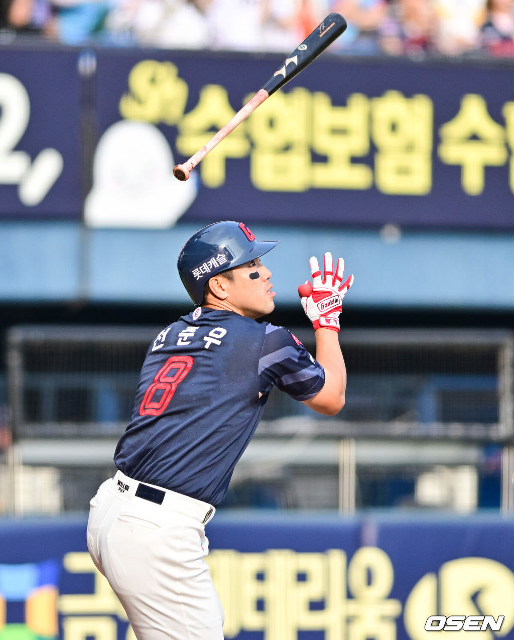 7일 오후 서울 잠실구장에서 ‘2025 신한 SOL BANK KBO리그’ 두산 베어스와 롯데 자이언츠의 경기가 진행됐다.이날 두산은 최승용을 롯데는 이민석을 선발투수로 내세웠다.3회초 2사 1루 롯데 전준우가 2점 홈런을 날리고 있다.   2025.06.07 / soul1014@osen.co.kr