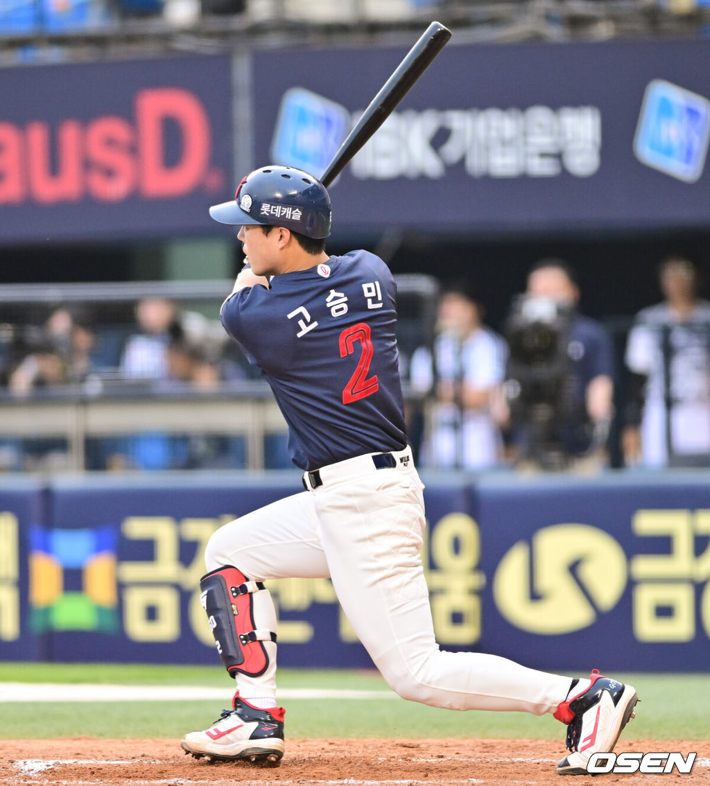 7일 오후 서울 잠실구장에서 ‘2025 신한 SOL BANK KBO리그’ 두산 베어스와 롯데 자이언츠의 경기가 진행됐다.이날 두산은 최승용을 롯데는 이민석을 선발투수로 내세웠다.7회초 무사 1,2루 롯데 고승민이 1타점 적시타를 날리고 있다.   2025.06.07 