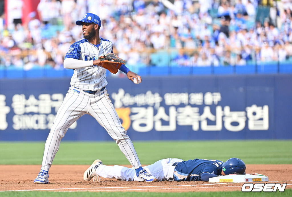 7일 대구삼성라이온즈파크에서 2025 신한 SOL 뱅크 KBO 리그 삼성 라이온즈와 NC 다이노스의 경기가 열렸다. 홈팀 삼성은 레예스가, 방문팀 NC는 신민혁이 선발 출전했다. NC 다이노스 김주원이 1회초 무사 1,3루 박민우 타석때 투수 견제에 아웃되고 있다. 2025.06.07 / foto0307@osen.co.kr
