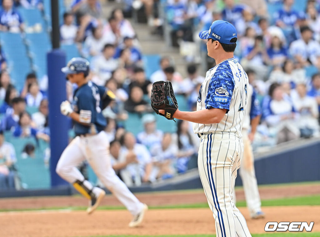 7일 대구삼성라이온즈파크에서 2025 신한 SOL 뱅크 KBO 리그 삼성 라이온즈와 NC 다이노스의 경기가 열렸다. 홈팀 삼성은 레예스가, 방문팀 NC는 신민혁이 선발 출전했다. 삼성 라이온즈 오승환이 4회초 2사 1루 NC 다이노스 김주원에게 우월 동점 2점 홈런을 맞고 아쉬워하고 있다. 2025.06.07 / foto0307@osen.co.kr