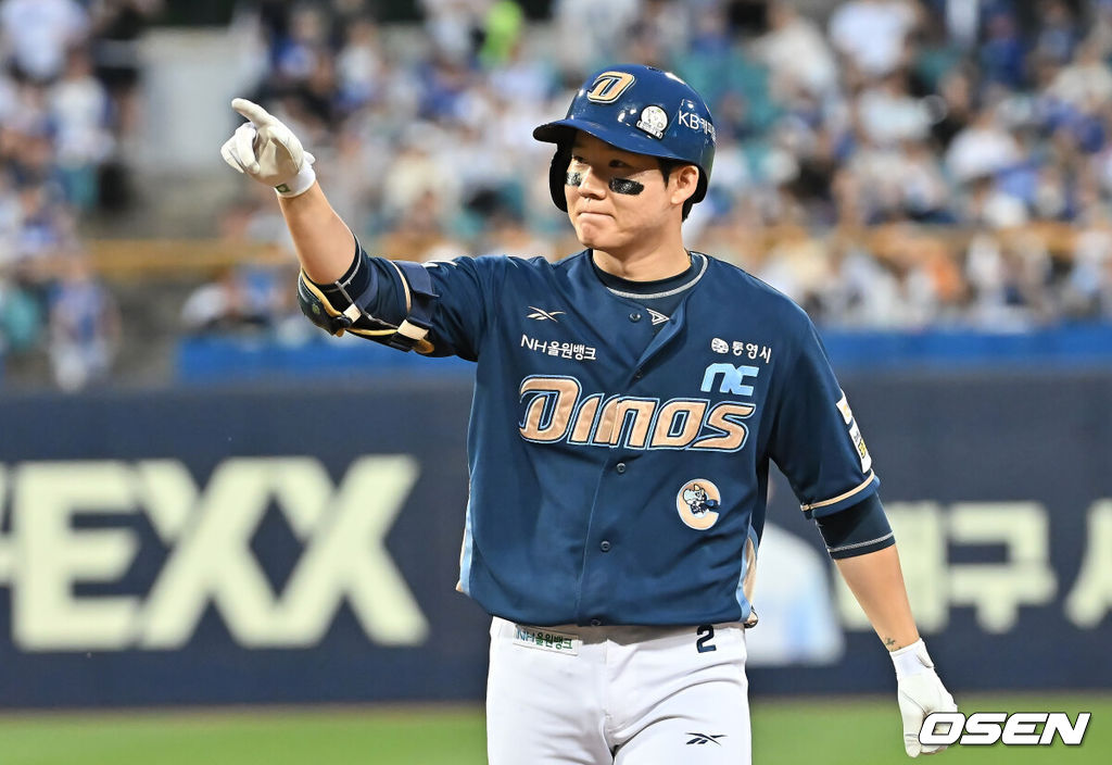 7일 대구삼성라이온즈파크에서 2025 신한 SOL 뱅크 KBO 리그 삼성 라이온즈와 NC 다이노스의 경기가 열렸다. 홈팀 삼성은 레예스가, 방문팀 NC는 신민혁이 선발 출전했다. NC 다이노스 박민우가 7회초 2사 만루 좌익수 오른쪽 2타점 안타를 치고 세리머니를 하고 있다. 2025.06.07 / foto0307@osen.co.kr