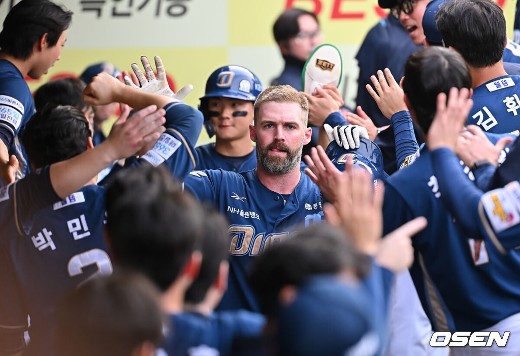 7일 대구삼성라이온즈파크에서 2025 신한 SOL 뱅크 KBO 리그 삼성 라이온즈와 NC 다이노스의 경기가 열렸다. 홈팀 삼성은 레예스가, 방문팀 NC는 신민혁이 선발 출전했다. NC 다이노스 데이비슨이 3회초 1사 1루 중월 2점 홈런을 치고 하이파이브를 하고 있다. 2025.06.07 / foto0307@osen.co.kr