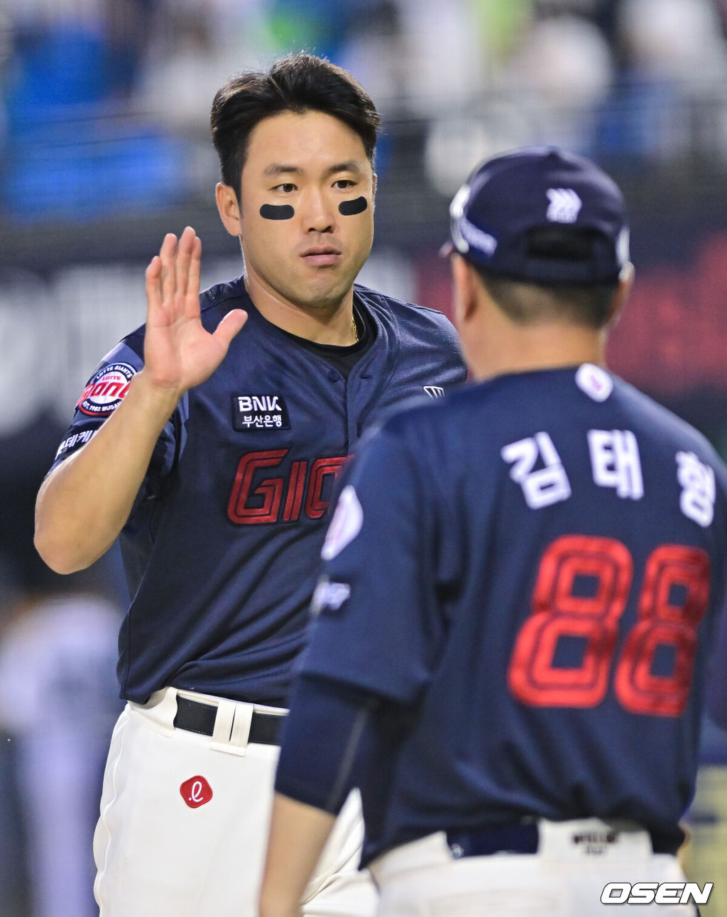 롯데가 황성빈, 윤동희, 나승엽이 빠진 플랜B 타선의 힘을 앞세워 3연패를 끊어냈다. 프로야구 롯데 자이언츠는 7일 서울 잠실구장에서 열린 2025 신한 SOL뱅크 두산 베어스와의 시즌 8차전에서 9-4로 승리했다. 롯데는 전날 패배 설욕과 함께 최근 3연패, 원정 4연패에서 탈출하며 시즌 33승 3무 28패를 기록했다. 반면 3연승이 좌절된 두산은 25승 3무 35패가 됐다. 경기종료 후 롯데 전준우가 김태형 감독과 하이파이브를 하고 있다.  2025.06.07 / soul1014@osen.co.kr