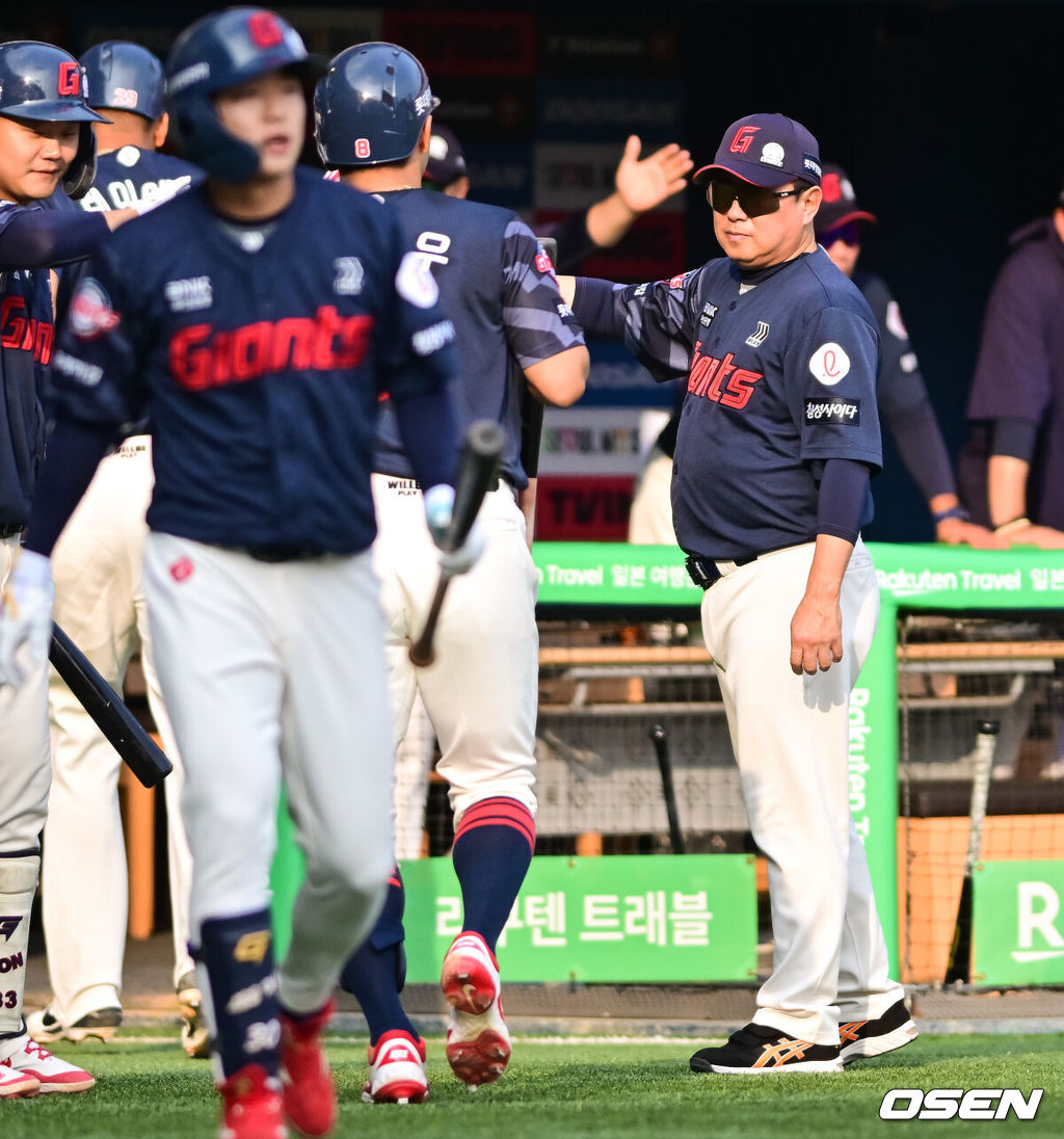 7일 오후 서울 잠실구장에서 ‘2025 신한 SOL BANK KBO리그’ 두산 베어스와 롯데 자이언츠의 경기가 진행됐다.이날 두산은 최승용을 롯데는 이민석을 선발투수로 내세웠다.3회초 2사 1루 롯데 전준우가 2점 홈런을 날리고 김태형 감독의 축하를 받고 있다.    2025.06.07 / soul1014@osen.co.kr