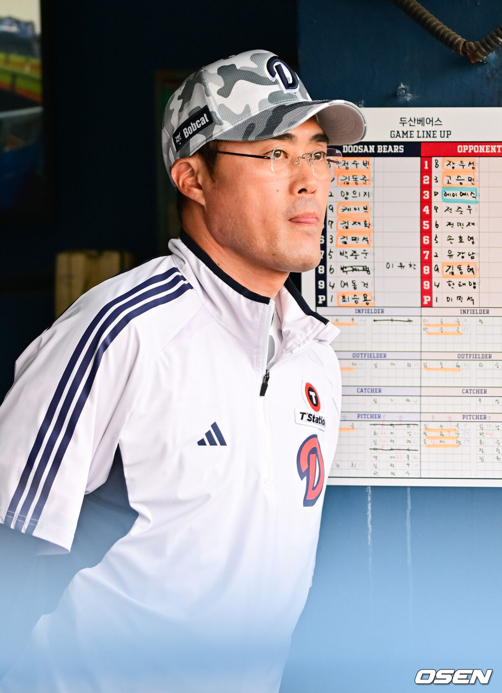 7일 오후 서울 잠실구장에서 ‘2025 신한 SOL BANK KBO리그’ 두산 베어스와 롯데 자이언츠의 경기가 진행됐다.이날 두산은 최승용을 롯데는 이민석을 선발투수로 내세웠다.4회초 두산 조성환 감독이 경기를 지켜보고 있다   2025.06.07 / soul1014@osen.co.kr