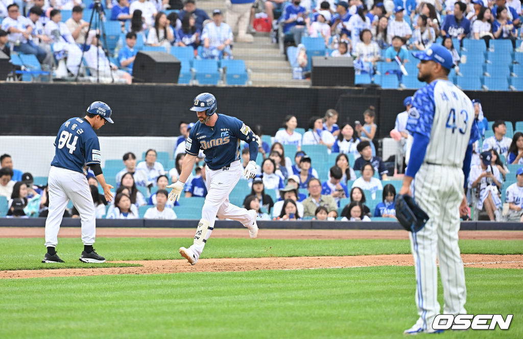 7일 대구삼성라이온즈파크에서 2025 신한 SOL 뱅크 KBO 리그 삼성 라이온즈와 NC 다이노스의 경기가 열렸다. 홈팀 삼성은 레예스가, 방문팀 NC는 신민혁이 선발 출전했다. NC 다이노스 데이비슨이 3회초 1사 1루 중월 2점 홈런을 치고 하이파이브를 하고 있다. 2025.06.07 / foto0307@osen.co.kr