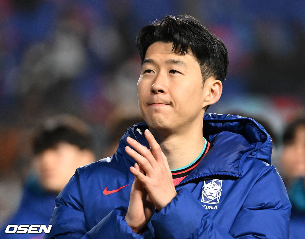 홍명보호가 이번에도 승리하지 못했다. 요르단과 아쉬운 무승부를 거두면서 3경기 연속 승점 1점을 추가하는 데 만족해야 했다.홍명보 감독이 이끄는 대한민국 축구대표팀은 25일 오후 8시 수원월드컵경기장에서 열린 2026 국제축구연맹(FIFA) 북중미 월드컵 아시아지역 3차 예선 B조 8차전에서 요르단과 1-1로 비겼다.경기 종료 후 한국 손흥민이 관중석을 향해 인사를 하고 있다. 2025.03.25 /sunday@osen.co.kr