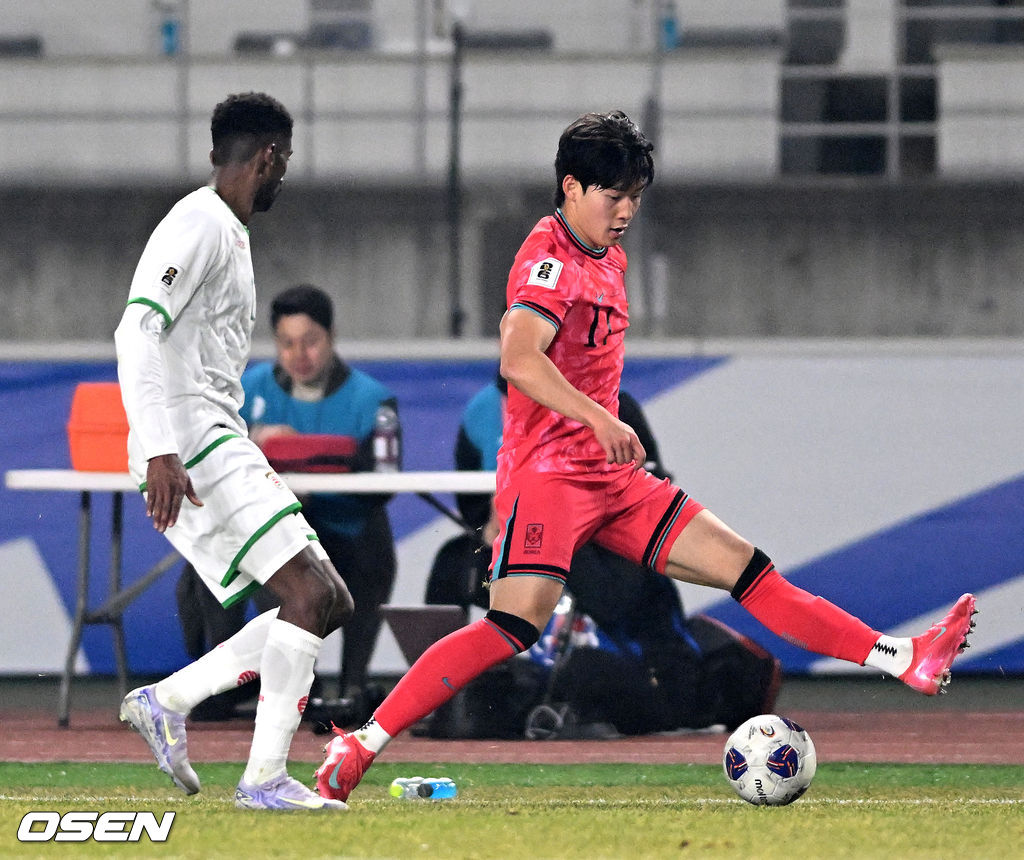 20일 오후 경기도 고양종합운동장에서 2026 국제축구연맹(FIFA) 북중미 월드컵 아시아지역 3차 예선 B조 7차전 한국과 오만의 경기가 열렸다.승점 14점(4승 2무)으로 B조 1위를 유지하고 있는 한국이 오만전과 25일 예정된 요르단전에서 모두 승리해 승점 6점을 얻어낸다면, 6월 예정된 이라크, 쿠웨이트와 경기 결과와 상관없이 11회 연속 월드컵 본선 진출을 확정 짓는다.후반 한국 배준호가 드리블 돌파를 하고 있다. 2025.03.20 /sunday@osen.co.kr