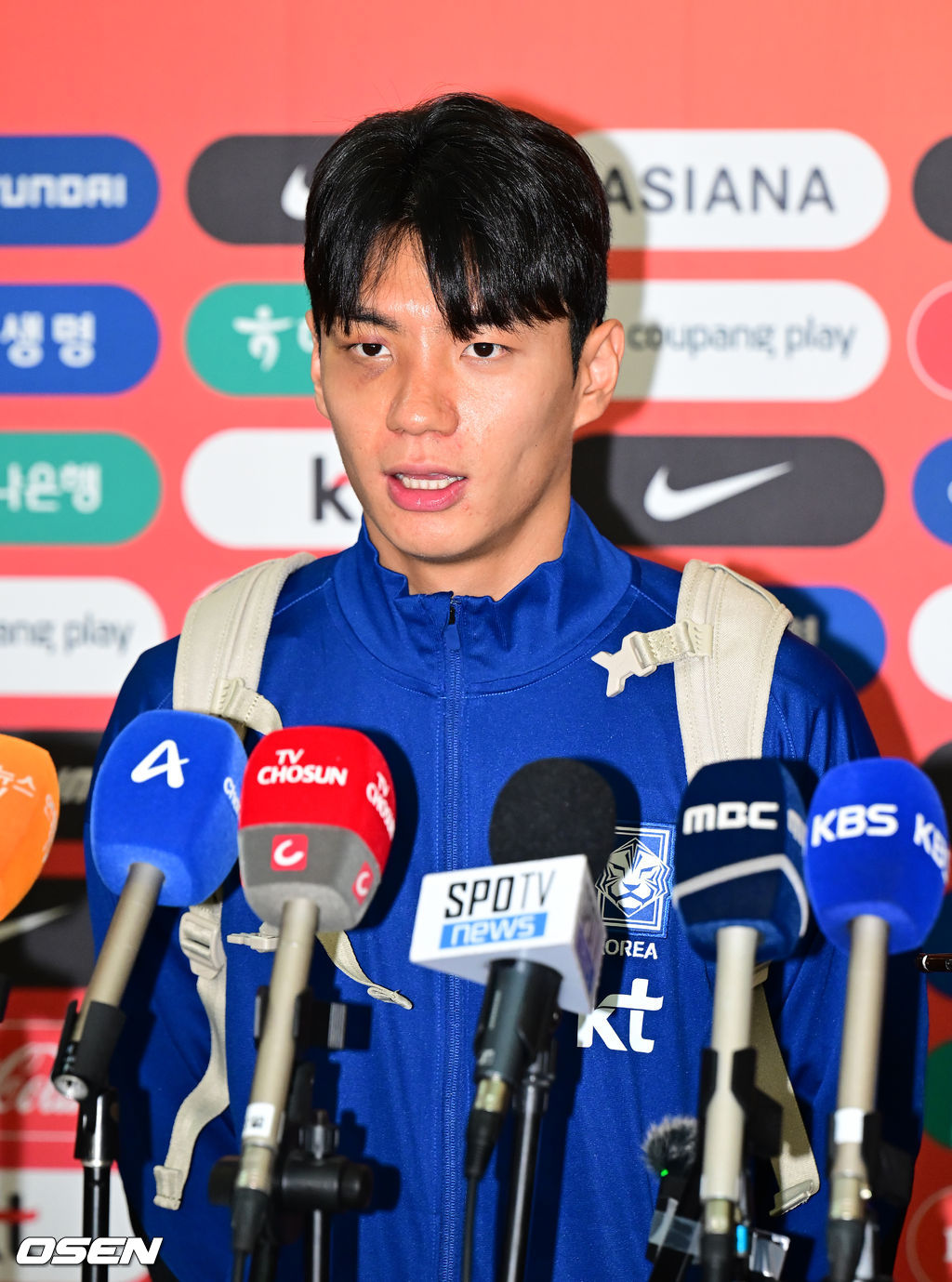 대한민국 축구 국가대표팀이 6일 오전 3시 15분(한국시간) 이라크와 2026 국제축구연맹(FIFA) 북중미 월드컵 아시아 3차 예선 B조 경기를 치르기 위해 이라크 원정 출국길에 올랐다.한국은 B조에서 선두(4승 4무, 승점 16)를 달리고 있다. 2위는 요르단(승점 13), 3위는 이라크(승점 12). 홍명보호는 남은 2경기에서 승점 1만 추가하면 11회 연속 본선 진출을 확정한다.축구대표팀 전진우가 취재진의 질문에 대답하고 있다. 2025.06.02 / ksl0919@osen.co.kr