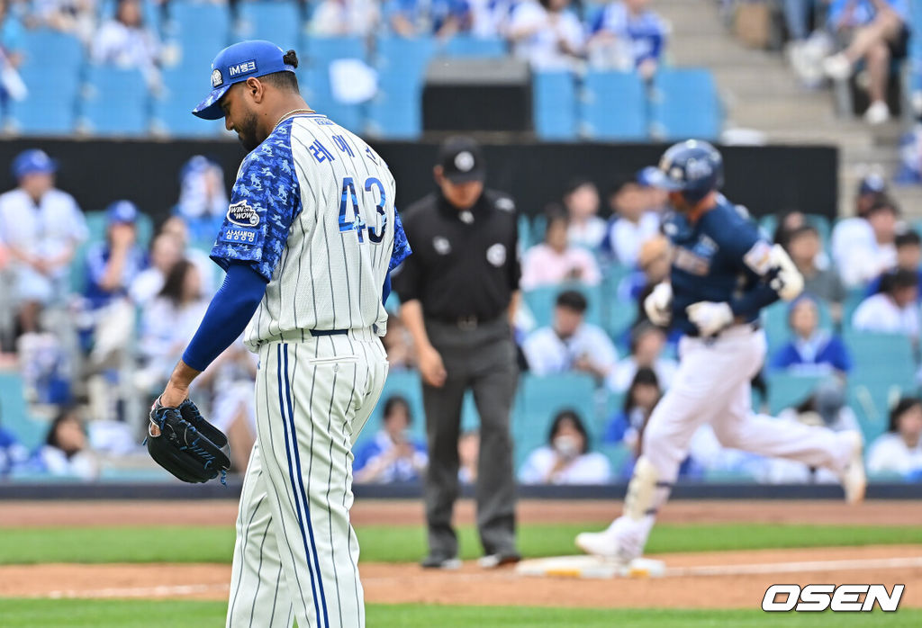7일 대구삼성라이온즈파크에서 2025 신한 SOL 뱅크 KBO 리그 삼성 라이온즈와 NC 다이노스의 경기가 열렸다. 홈팀 삼성은 레예스가, 방문팀 NC는 신민혁이 선발 출전했다. 삼성 라이온즈 선발 투수 레예스가 3회초 1사 1루 NC 다이노스 데이비슨에게 중월 2점 홈런을 맞고 아쉬워하고 있다. 2025.06.07 / foto0307@osen.co.kr