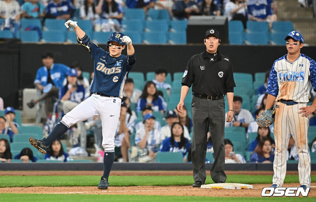 7일 대구삼성라이온즈파크에서 2025 신한 SOL 뱅크 KBO 리그 삼성 라이온즈와 NC 다이노스의 경기가 열렸다. 홈팀 삼성은 레예스가, 방문팀 NC는 신민혁이 선발 출전했다. NC 다이노스 박민우가 9회초 2사 1,2루 우익수 오른쪽 2타점 3루타를 치고 세리머니를 하고 있다. 2025.06.07 / foto0307@osen.co.kr