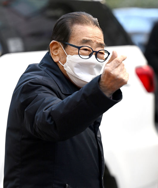 방송인 송해가 11일 오후 서울 여의도 KBS에서 진행된 방송 녹화를 마치고 나서며 인사하고 있다. 2022.01.11 / dreamer@osen.co.kr