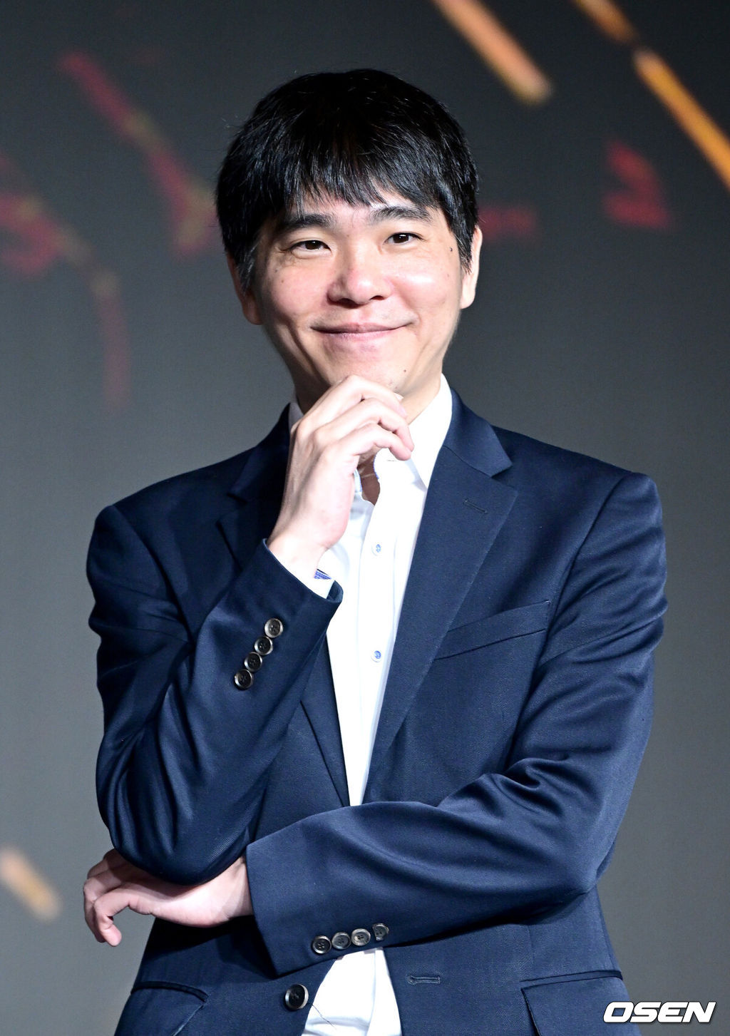 29일 오전 서울 마포동 호텔나루 엠갤러리에서 넷플릭스 ‘데블스 플랜: 데스룸’ 제작발표회가 열렸다. ‘데블스 플랜: 데스룸’은 다양한 직업군의 플레이어가 7일간 합숙하며 최고의 브레인을 가리는 두뇌 서바이벌 게임이다.전 바둑기사 이세돌이 포토타임을 하고 있다. 2025.04.29 / dreamer@osen.co.kr