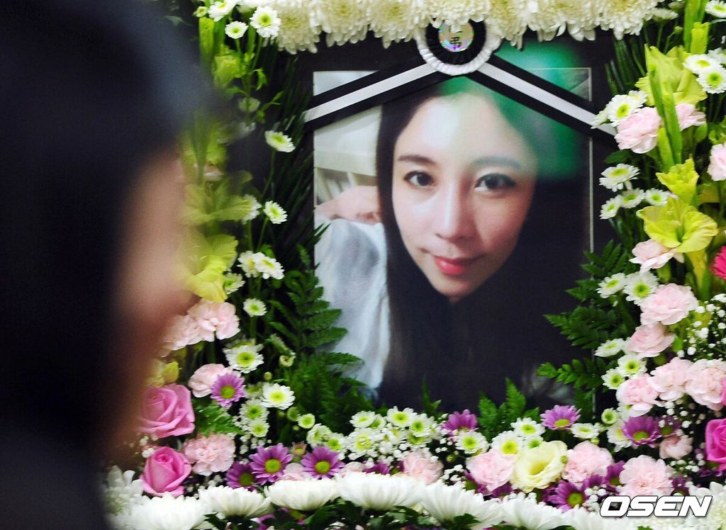 [OSEN=»çÁøÆÀ] MBC ÄÚ¹Ìµð ÇÁ·Î±×·¥ ¡®ÄÚ¹Ìµð¿¡ ºüÁö´Ù¡¯¿¡ Ãâ¿¬ ÁßÀÎ °³±×¿ì¸Õ ÇÔÈ¿ÁÖ(29)°¡ 8ÀÏ ¿ÀÀü »ç¸ÁÇß´Ù.ÇÑ ¹æ¼Û°ü°èÀÚ´Â 8ÀÏ ¿ÀÀü OSEN¿¡ ¡°ÇÔÈ¿ÁÖ ¾¾°¡ ¿À´Ã(8ÀÏ) ¿ÀÀü »ç¸ÁÇß´Ù¡±¸é¼­ ¡°¾îÁ¦(7ÀÏ) µ¿·áµé°ú È¸½ÄÀ» ÇÏ°í ±Í°¡¸¦ ÇÏ´ø Áß Â÷¿¡ Ä¡¿© º´¿øÀ¸·Î ¿Å°ÜÁ³Áö¸¸ ¾ÈÅ¸±õ°Ô ¼¼»óÀ» ¶°³µ´Ù¡±°í Âü´ãÇÑ ½É°æÀ» ¹àÇû´Ù.ÀÌ¾î ÀÌ °ü°èÀÚ´Â ¡°ÇöÀç µ¿·á °³±×¸ÇµéÀÌ º´¿øÀ¸·Î ÀÌµ¿ Áß¡±ÀÌ¶ó¸é¼­ ¡°±³Åë»ç°í »ç¸Á »ç°ÇÀÌ¶ó °æÂû Á¶»ç µî ÀýÂ÷°¡ ³²¾Æ ÀÖ¾î ¾ÆÁ÷ ºó¼Ò´Â Â÷·ÁÁöÁö ¾Ê¾Ò´Ù. ÀýÂ÷¸¦ ¹â´Â´ë·Î ¼­¿ï¼º¸ðº´¿ø¿¡ ºó¼Ò°¡ ¸¶·ÃµÉ ¿¹Á¤¡±ÀÌ¶ó°í µ¡ºÙ¿´´Ù.ÇÔÈ¿ÁÖ´Â ¼­¿ï¿¹¼ú´ëÇÐ Ãâ½ÅÀ¸·Î ¡®¿ôÀ¸¸é º¹ÀÌ ¿Í¿ä¡¯, ¡®°³±×¾ß¡¯, ¡®¿ô°í ¶Ç ¿ô°í¡¯, ¡®ÄÚ¹Ìµð¿¡ ºüÁö´Ù¡¯ µî¿¡ Ãâ¿¬ÇÏ¸ç MBC °³±×¿ì¸ÕÀ¸·Î ÀÌ¸§À» ¾Ë·È´Ù.ÇÔÈ¿ÁÖÀÇ ºó¼Ò¿¡ ÁöÀÎµéÀÌ Á¶¹®ÇÏ°í ÀÖ´Ù. /»çÁø=»çÁø°øµ¿ÃëÀç´Ü