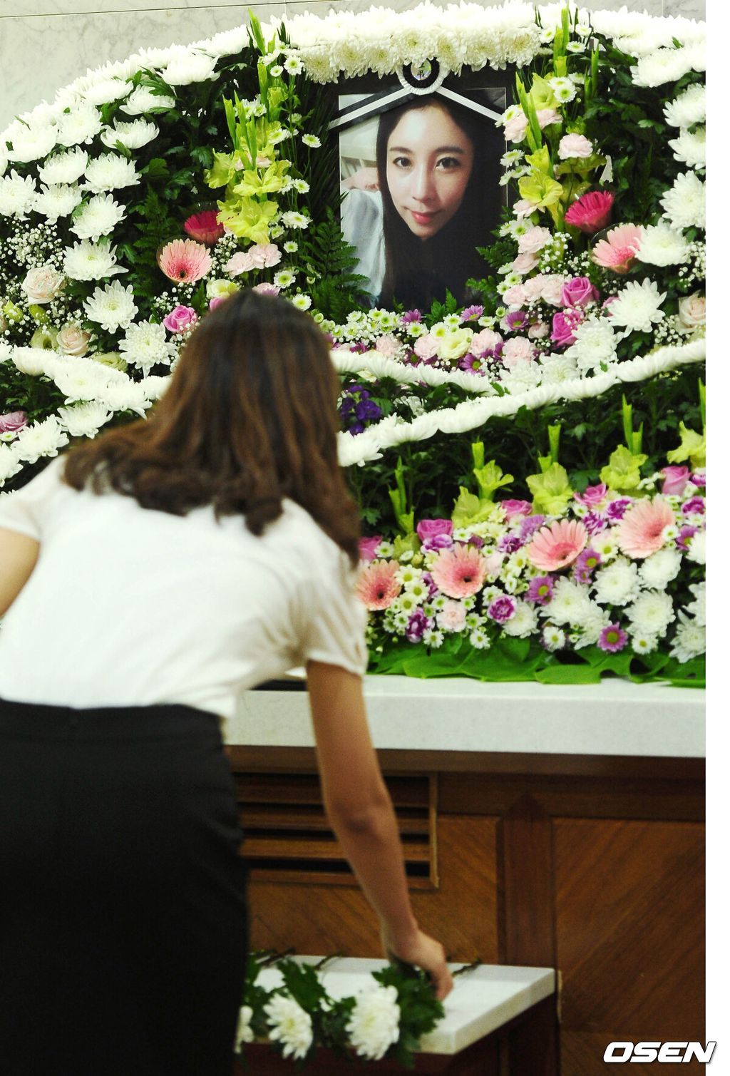 [OSEN=»çÁøÆÀ] °³±×¿ì¸Õ ÇÔÈ¿ÁÖ°¡ ºÒÀÇÀÇ »ç°í·Î »ç¸ÁÇß´Ù.8ÀÏ °æÂû¿¡ µû¸£¸é ÇÔÈ¿ÁÖ´Â ÀÌ³¯ »õº® 3½Ã²² ¿µµîÆ÷±¸ ½Å±æµ¿ ±ÙÃ³¿¡¼­ ±Í°¡ÇÏ·Á´ø Áß ±³Åë»ç°í¸¦ ´çÇß´Ù. ¼ú¿¡ ÃëÇØ ¹«´ÜÈ¾´ÜÀ» ÇÏ´Ù Â÷¿¡ Ä¡¿´°í, °ð¹Ù·Î ÀÎ±Ù º´¿øÀ¸·Î ÈÄ¼ÛµÆÁö¸¸ °á±¹ »ç¸ÁÇß´Ù. ÇÔÈ¿ÁÖ´Â ¼­¿ï¿¹¼ú´ëÇÐ Ãâ½ÅÀ¸·Î '¿ôÀ¸¸é º¹ÀÌ ¿Í¿ä', '°³±×¾ß', '¿ô°í ¶Ç ¿ô°í', 'ÄÚ¹Ìµð¿¡ ºüÁö´Ù' µî¿¡ Ãâ¿¬ÇÏ¸ç MBC °³±×¿ì¸ÕÀ¸·Î ÀÌ¸§À» ¾Ë·È´Ù. ±×´Â 'ÄÚ¹Ìµð¿¡ ºüÁö´Ù'ÀÇ '»ç¶ûÀº ºØºØºØ' ÄÚ³Ê¿¡¼­ °³±×¸Ç È²Á¦¼º°ú ºÎºÎ·Î È£ÈíÀ» ¸ÂÃß¸ç ºÎºÎ°¥µîÀ» °³±×ÀÇ ¼ÒÀç·Î »ï¾Æ ¿ôÀ½À» Áá´Ù. ¶ÇÇÑ °³±×¿ì¸Õ È°µ¿ ¿Ü¿¡µµ ¿©·¯ ¼Ò¼Ó»ç ¾ÆÀÌµ¹µéÀÇ ¿¬±â Áöµµ¸¦ ÇÏ±âµµ Çß´ø °ÍÀ¸·Î ¾Ë·ÁÁ³´Ù. ÃÖ±Ù¿¡´Â ¡®ÄÚ¹Ìµð¿¡ ºüÁö´Ù¡¯¿¡¼­ »õ ÄÚ³Ê¸¦ ÁØºñÇÏ¸ç ÀÇ¿åÀ» º¸¿´´ø ÅÍ¶ó ÇÁ·Î±×·¥¿¡ ÇÔ²² Çß´ø µ¿·áµéÀÇ ¾ÈÅ¸±î¿òÀÌ ÀÌ¾îÁö°í ÀÖ´Ù.MBC ÇÑ °ü°èÀÚ´Â OSEN¿¡ ¡°ÇÔÈ¿ÁÖ ¾¾°¡ °©ÀÚ±â »ç¸ÁÇß´Ù´Â ÀÌ¾ß±â¸¦ µè°í ´Ùµé Ãæ°Ý¿¡ ºüÁ³´Ù. °°ÀÌ ÀÖ´ø °³±×¸ÇµéÀÇ Ãæ°ÝÀº ¸»·Î Ç¥ÇöÇÏÁö ¸øÇÒ Á¤µµ´Ù. °³±×¸Çµé°ú Á¦ÀÛÁøÀÌ ¸ðµÎ ¸Á¿¬ÀÚ½ÇÇØÇÏ°í ÀÖ´Ù¡±¸ç ¸»À» ÀÕÁö ¸øÇß´Ù. ÇÔÈ¿ÁÖÀÇ °©ÀÛ½º·¯¿î »ç¸Á ¼Ò½Ä¿¡ µ¿·áµéÀº SNS¿¡ ¾ÖµµÀÇ ¸¶À½À» Ç¥ÇÏ´Â ÁßÀÌ´Ù. °³±×¿ì¸Õ ¾È¼±¿µÀº 8ÀÏ ¡°¾Æ... ÇÔÈ¿ÁÖ¾¾. ³Ê¹« ¾î¸° ³ªÀÌÀÎµ¥. °¡Á·µéÀÇ »ó½ÉÀÌ ³Ê¹« Å©½Çµí..»ï°¡ °íÀÎÀÇ ¸íº¹À» º÷´Ï´Ù...¡±¶ó´Â ±ÛÀ» ½è°í, °³±×¸Ç ¹ÚÈÖ¼øÀº ¡°±¹¹Îµé¿¡°Ô ¿ôÀ½À» ÁÖ´ø °³±×¿ì¸Õ ÇÔÈ¿ÁÖ¾¾ »ï°¡°íÀÎÀÇ ¸íº¹À» º÷´Ï´Ù¡±¶ó°í Àû¾ú´Ù. °É±×·ì ¾ÖÇÁÅÍ½ºÄð ¸â¹ö ÀÌÁÖ¿¬Àº »ýÀü °íÀÎ°úÀÇ ÀÎ¿¬À» Ãß¾ïÇÏ¸ç ¾ÈÅ¸±î¿î ½ÉÁ¤À» Ç¥Çß´Ù. ±×´Â ¡°°©ÀÛ½º·± ¼Ò½Ä¿¡ ³î¶ú½À´Ï´Ù. Á¦ ¿¬±â ½º½Â ÇÔÈ¿ÁÖ ¾ð´ÏÀÇ ¸íº¹À» ºô¾îÁÖ¼¼¿ä. ¹à°í ¿¹»Û ¾ð´Ï ¸ð½À °¡½¿¿¡ »õ±â°Ú½À´Ï´Ù¡±¶ó°í ½è´Ù.¾ÖµµÀÇ ¶æÀ» Ç¥ÇÏ¸ç ÀÏºÎ ³×Æ¼ÁðÀÇ ¾Ç¼º ´ñ±ÛÀ» ÀÏÄ§À» °¡ÇÑ ÀÌµµ ÀÖ´Ù. °³±×¸Ç ±è´ë¹üÀº ¡°Ãæ°ÝÀÌ ³Ê¹« Å®´Ï´Ù. ¹Ï¾îÁöÁö°¡ ¾Ê½À´Ï´Ù. ÇÔÈ¿ÁÖ ¾ç ÈÇ¸¢ÇÑ °³±×¿ì¸ÕÀÌ¾ú½À´Ï´Ù. Áø½ÉÀ¸·Î °íÀÎÀÇ ¸íº¹À» º÷´Ï´Ù¡±¶ó¸ç ¡°³×Æ¼Áðµé Á¦¹ß ¿µÈ­¹è¿ìºÐ°ú ºñ±³ÇÏ´Â ±×·± ÀÎ°£ ÀÌÇÏÀÇ ±Û ³²±âÁö ¸¿½Ã´Ù. °íÀÎÀÌ µÈ ºÐ¿¡°Ô ºÎ²ô·´Áöµµ ¾Ê½À´Ï±î¡±¶ó°í ²¿Áý¾ú´Ù. ¼­¿ï¼º¸ðº´¿ø¿¡ ¸¶·ÃµÈ ºó¼Ò¿¡ ÁöÀÎµéÀÌ Á¶¹®ÇÏ°í ÀÖ´Ù./»çÁø=»çÁø°øµ¿ÃëÀç´Ü