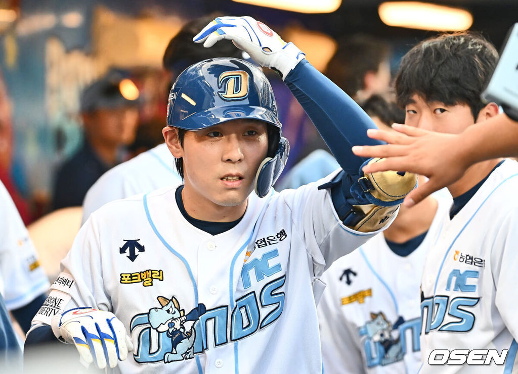 25일 창원NC파크에서 2024 신한 SOL 뱅크 KBO 리그 NC 다이노스와 KIA 타이거즈의 경기가 열렸다. 홈팀 NC는 요키시가 선발 출전하고 방문팀 KIA는 황동하가 선발 출전했다. NC 다이노스 김성욱이 2회말 2사 좌월 솔로 홈런을 치고 하이파이브를 하고 있다. 2024.08.25 / foto0307@osen.co.kr