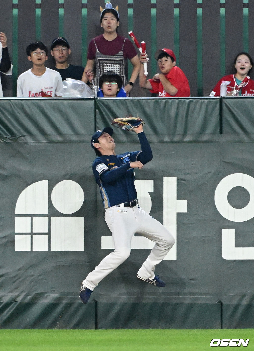 31일 오후 인천 SSG랜더스필드에서 ‘2024 신한 SOL Bank KBO리그’ SSG 랜더스와 NC 다이노스의 경기가 열렸다.SSG은 드류 앤더슨, NC는 신민혁을 선발로 내세웠다.8회말 1사에서 NC 김성욱이 SSG 하재훈의 타구를 잡고 있다. 2024.08.31 /sunday@osen.co.kr