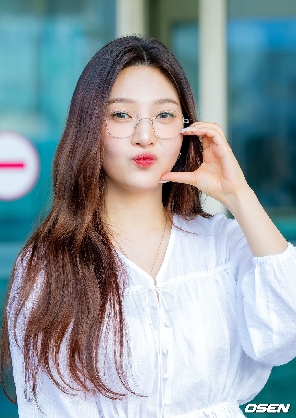 레드벨벳 조이가 27일 해외일정차 인천국제공항을 통해 출국했다.이날 레드벨벳 조이는 화보 촬영 차 태국 푸켓으로 출국했다.레드벨벳 조이가 출국장으로 향하며 취재진을 향해 인사를 하고 있다. 2025.05.27 /rumi@osen.co.kr