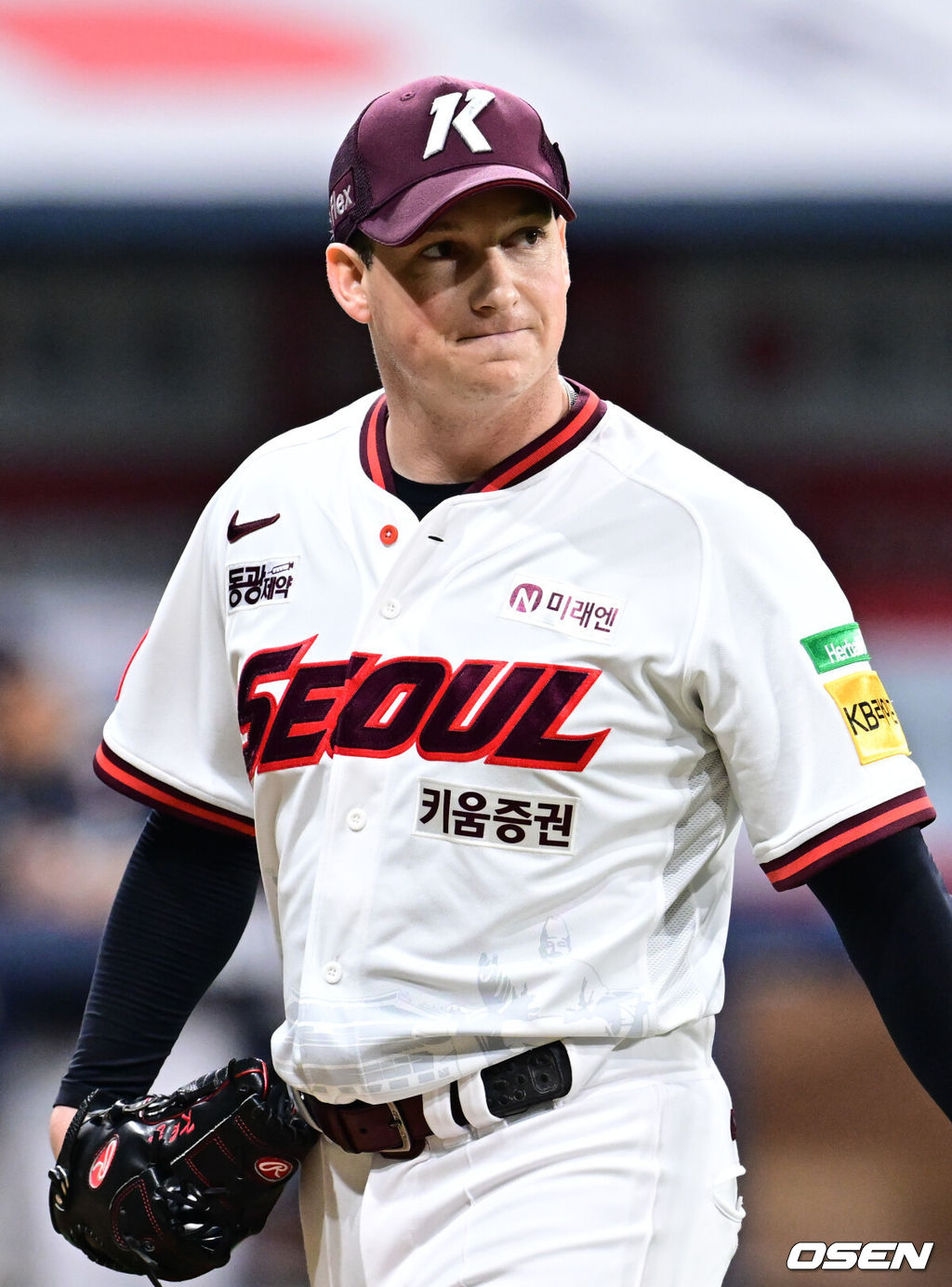 31일 오후 서울 고척스카이돔에서 2025 신한 SOL Bank KBO리그 키움 히어로즈와 두산베어스의 경기가 열렸다.홈팀 키움은 로젠버그를, 방문팀 두산은 잭로그를 선발투수로 내세웠다.6회초 2사 3루 두산 케이브에게 뜬공을 유도하며 이닝을 마친 키움 선발 로젠버그가 더그아웃으로 향하고 있다. 2025.05.31 /cej@osen.co.kr