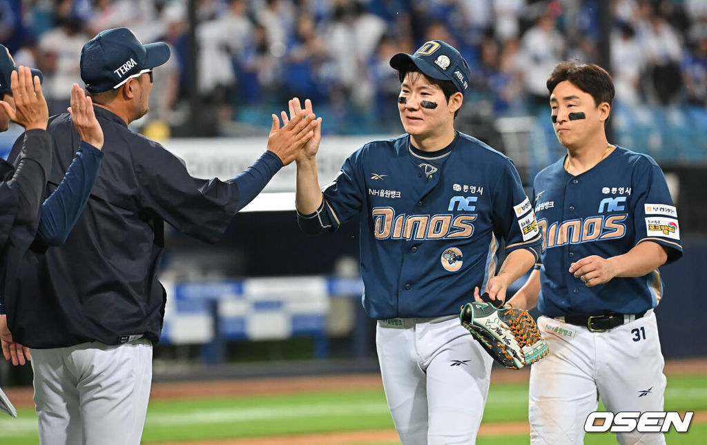 7일 대구삼성라이온즈파크에서 2025 신한 SOL 뱅크 KBO 리그 삼성 라이온즈와 NC 다이노스의 경기가 열렸다. 홈팀 삼성은 레예스가, 방문팀 NC는 신민혁이 선발 출전했다. NC 다이노스 박민우와 손아섭이 삼성 라이온즈에 11-7로 승리한 후 이호준 감독과 하이파이브를 하고 있다. 2025.06.07 / foto0307@osen.co.kr