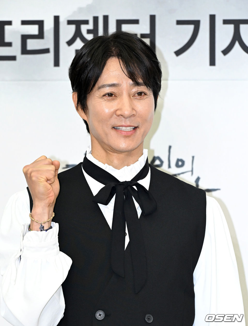 10일 오전 서울 여의도 KBS 신관 국제회의실에서 ‘한국인의 밥상’ 700회 & 새 프리젠터 기자간담회가 열렸다.14년의 기록과 추억, 그리움이 담긴 밥상과 사라져가는 음식들, 어머니에 대한 기억을 담은 ‘한국인의 밥상’ 700회 특집은 10일 오후 7시 40분 KBS 1TV에서 방송된다.배우 최수종이 포토타임을 가지고 있다. 2025.04.10 / sunday@osen.co.kr
