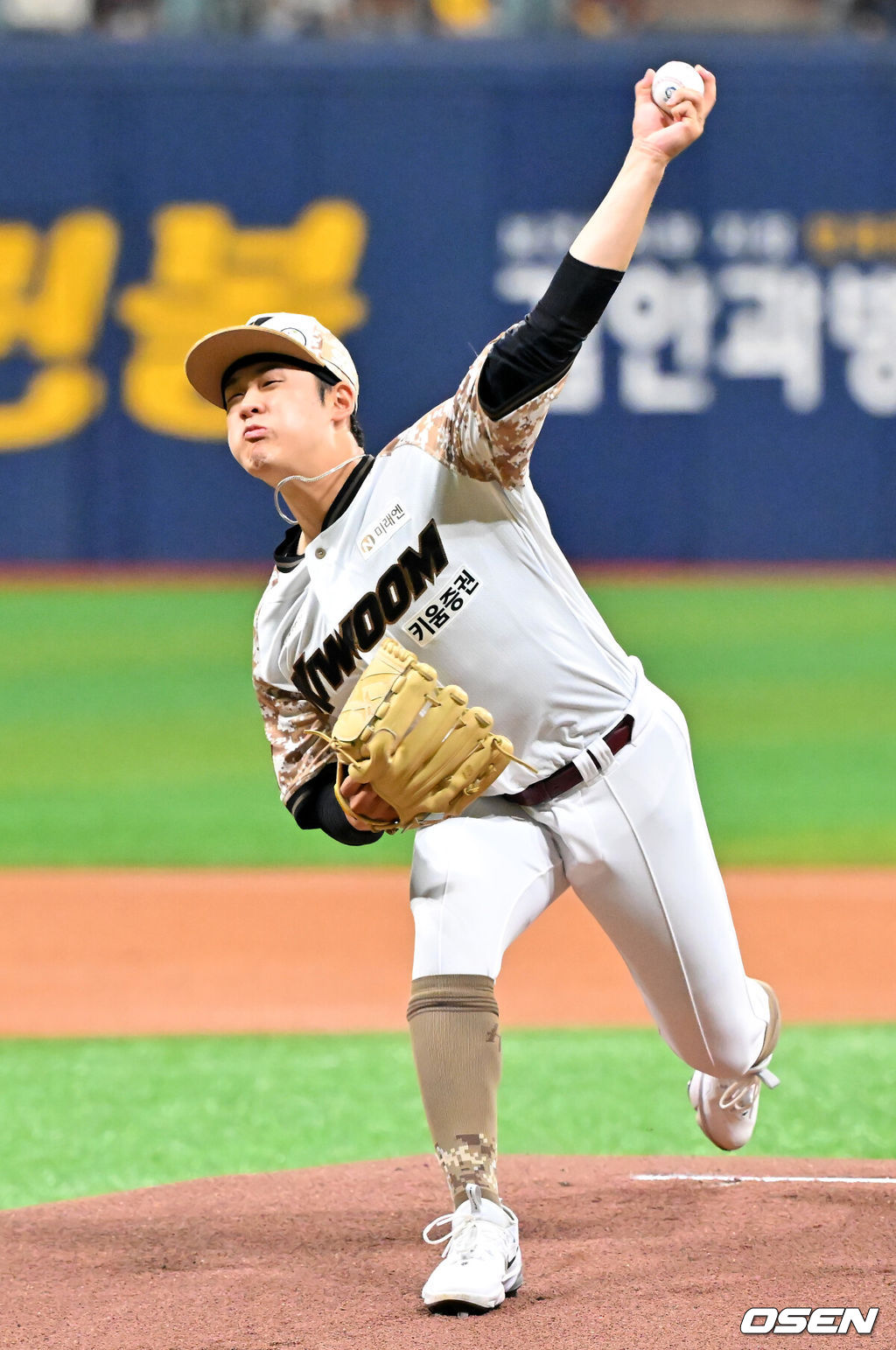 8일 오후 서울 고척스카이돔에서 2025 신한 SOL Bank KBO리그 키움 히어로즈와 LG 트윈스의 경기가 열렸다.키움은 정현우, LG는 송승기를 선발 투수로 내세웠다.키움 선발 정현우가 마운드 위에서 힘차게 공을 뿌리고 있다. 2025.06.08 /rumi@osen.co.kr