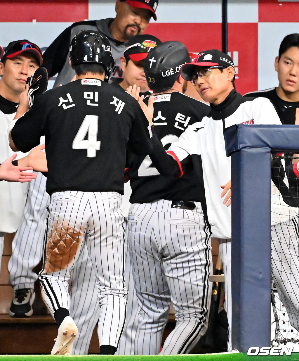 8일 오후 서울 고척스카이돔에서 2025 신한 SOL Bank KBO리그 키움 히어로즈와 LG 트윈스의 경기가 열렸다.키움은 정현우, LG는 송승기를 선발 투수로 내세웠다.1회초 1사 주자 3루 LG 오스틴의 유격수 앞 땅볼 때 홈을 밟은 신민재가 덕아웃에서 염경엽 감독과 하이파이브를 하고 있다. 2025.06.08 /rumi@osen.co.kr