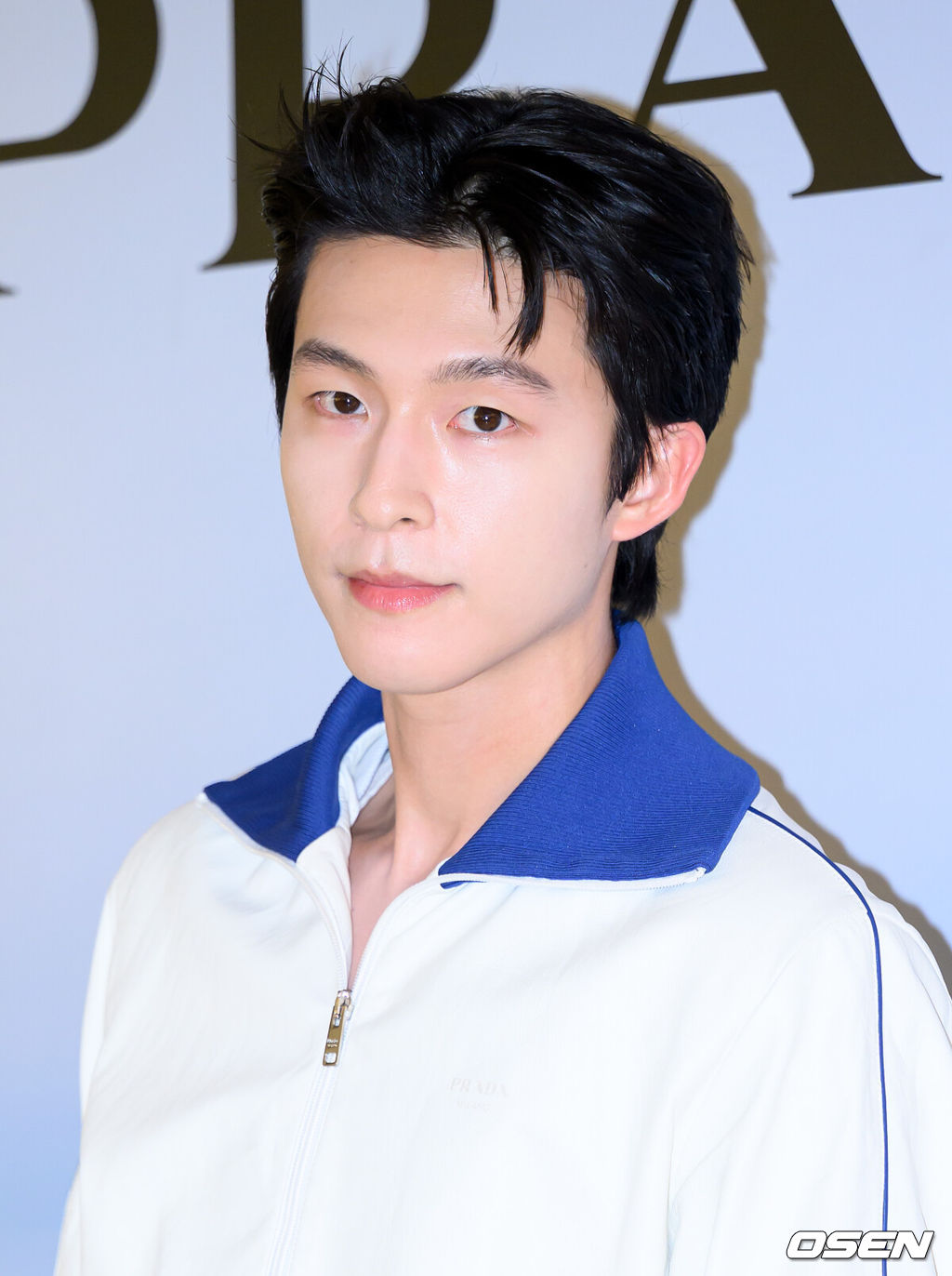 5일 오후 더현대 서울에서 이탈리아 하이엔드 명품 패션 브랜드의 팝업 스토어 오픈 행사가 열렸다.이날 배우 김태리, 변우석, 홍경, 미야오 가원이 참석해 자리를 빛냈다.배우 홍경이 포토타임을 가지고 있다. 2025.06.05 /sunday@osen.co.kr