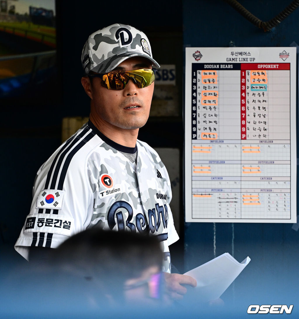 6일 오후 서울 잠실구장에서 ‘2025 신한 SOL Bank KBO리그’ 두산 베어스와 롯데 자이언츠의 경기가 열렸다.이날 두산은 잭로그, 롯데는 나균안을 선발로 내세웠다.3회말 두산 조성환 감독대행이 작전 지시하고 있다. 2025.06.06 