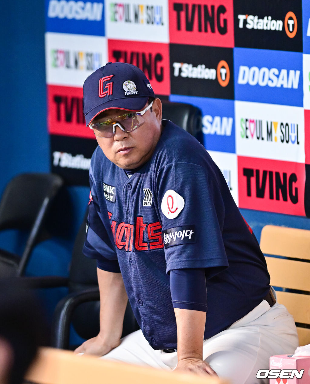 7일 오후 서울 잠실구장에서 ‘2025 신한 SOL BANK KBO리그’ 두산 베어스와 롯데 자이언츠의 경기가 진행됐다.이날 두산은 최승용을 롯데는 이민석을 선발투수로 내세웠다.9회초 롯데 김태형 감독이 경기를 지켜보고 있다.  2025.06.07 / 