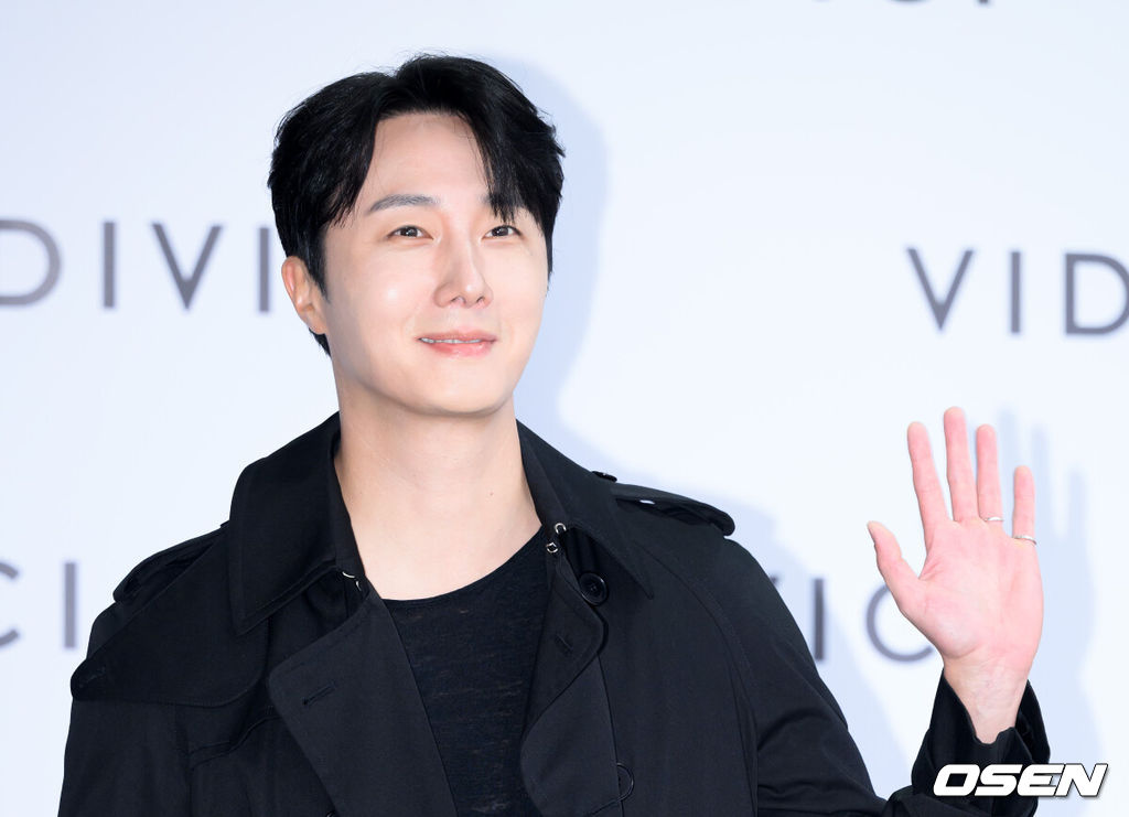 17일 오후 서울 신세계백화점 강남점에서 뷰티 브랜드의 리브랜딩 패션쇼 행사가 열렸다.이날 행사에서는 정일우, 나인우, 김현진, 리사, 안젤리나 다닐로바, 심소영, 고보결, 강훈, 유리 등이 참석해 자리를 빛냈다.배우 정일우가 포즈를 취하고 있다. 2024.10.17 /sunday@osen.co.kr