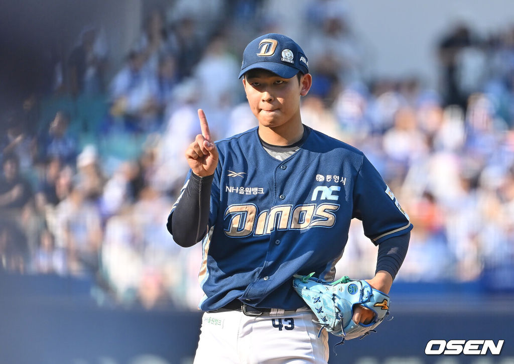 8일 대구삼성라이온즈파크에서 2025 신한 SOL 뱅크 KBO 리그 삼성 라이온즈와 NC 다이노스의 경기가 열렸다. 홈팀 삼성은 후라도가, 방문팀 NC는 신영우가 선발 출전했다. NC 다이노스 선발 투수 신영우가 사인을 보내고 있다. 2025.06.08 / foto0307@osen.co.kr