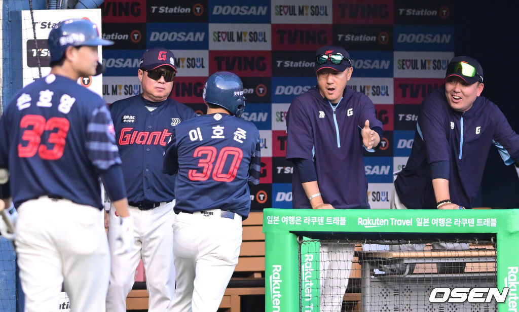 8일 서울 잠실야구장에서 ‘2025 신한 SOL Bank KBO리그’ 두산 베어스와 롯데 자이언츠의 경기가 열렸다.홈팀 두산은 곽빈, 방문팀 롯데는 알렉 감보아를 선발로 내세웠다.7회초 2사 1, 3루 상황 롯데 전준우 타석 때 1루 주자 레이예스가 2루 도루를 시도, 상대 송구 실책을 틈타 세이프됐다. 이 실책 때 3루에서 홈을 밟은 주자 이호준이 김태형 감독과 인사를 나누고 있다. 2025.06.08 /