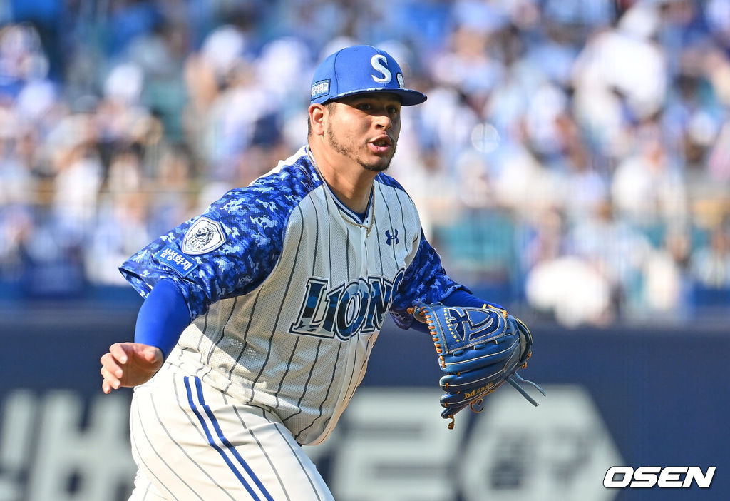 8일 대구삼성라이온즈파크에서 2025 신한 SOL 뱅크 KBO 리그 삼성 라이온즈와 NC 다이노스의 경기가 열렸다. 홈팀 삼성은 후라도가, 방문팀 NC는 신영우가 선발 출전했다. 삼성 라이온즈 선발 투수 후라도가 NC 다이노스 최정원의 타구를 바라보고 있다. 2025.06.08 / foto0307@osen.co.kr
