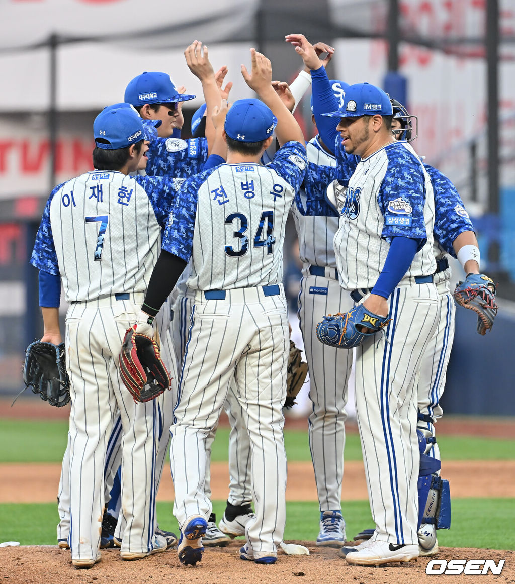 8일 대구삼성라이온즈파크에서 2025 신한 SOL 뱅크 KBO 리그 삼성 라이온즈와 NC 다이노스의 경기가 열렸다. 홈팀 삼성은 후라도가, 방문팀 NC는 신영우가 선발 출전했다. 삼성 라이온즈 선발 투수 후라도가 NC 다이노스에 1-0 완봉승을 올리고 기쁨을 나누고 있다. 2025.06.08 / foto0307@osen.co.kr