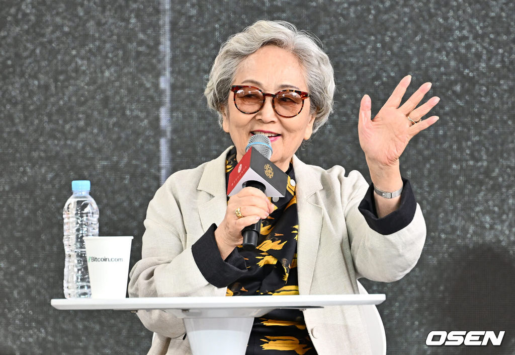 7일 부산 해운대구 센텀시티 영화의 전당 BIFF X GENESIS 야외무대에서 제28회 부산국제영화제 ‘소풍’ 야외무대인사가 열렸다.김영옥이 팬들에게 인사를 하고 있다. 2023.10.07 / foto0307@osen.co.kr