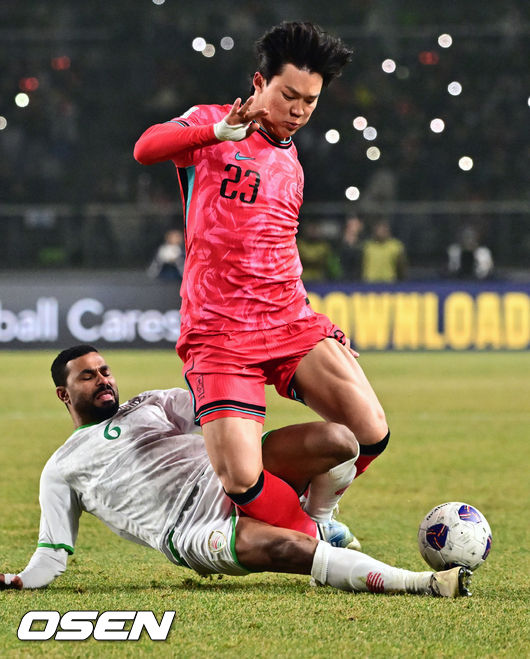 [OSEN=고양, 조은정 기자]20일 오후 경기도 고양종합운동장에서 2026 국제축구연맹(FIFA) 북중미 월드컵 아시아지역 3차 예선 B조 7차전 한국과 오만의 경기가 열렸다.승점 14점(4승 2무)으로 B조 1위를 유지하고 있는 한국이 오만전과 25일 예정된 요르단전에서 모두 승리해 승점 6점을 얻어낸다면, 6월 예정된 이라크, 쿠웨이트와 경기 결과와 상관없이 11회 연속 월드컵 본선 진출을  확정 짓는다. 후반 한국 오현규가 오만의 강한 태클을 받고 있다. 2025.03.20 /cej@osen.co.kr