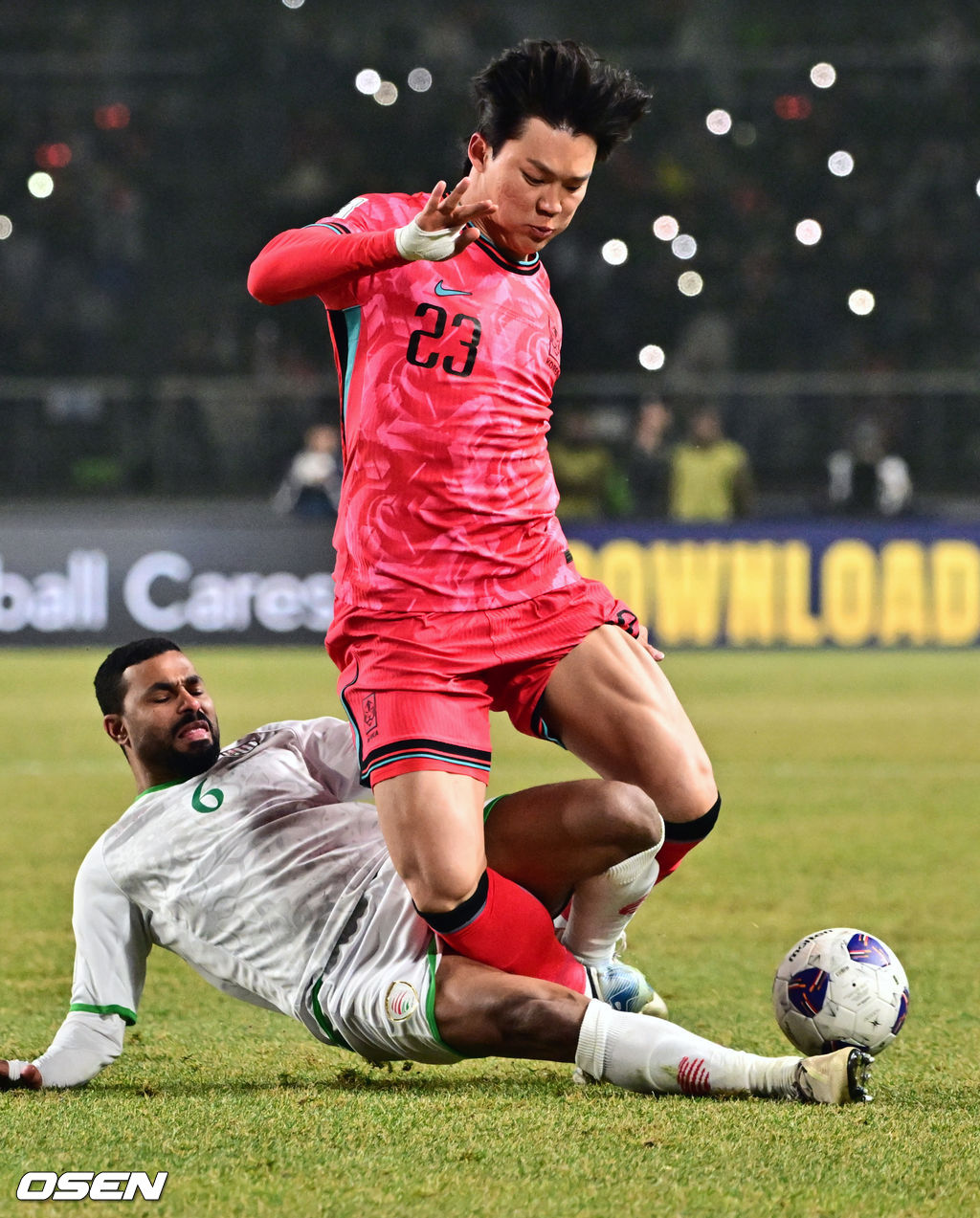 20일 오후 경기도 고양종합운동장에서 2026 국제축구연맹(FIFA) 북중미 월드컵 아시아지역 3차 예선 B조 7차전 한국과 오만의 경기가 열렸다.승점 14점(4승 2무)으로 B조 1위를 유지하고 있는 한국이 오만전과 25일 예정된 요르단전에서 모두 승리해 승점 6점을 얻어낸다면, 6월 예정된 이라크, 쿠웨이트와 경기 결과와 상관없이 11회 연속 월드컵 본선 진출을 확정 짓는다. 후반 한국 오현규가 오만의 강한 태클을 받고 있다. 2025.03.20 /cej@osen.co.kr