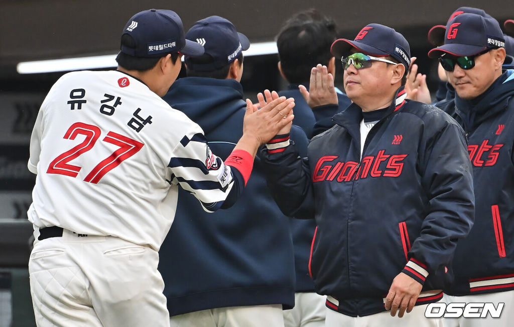 6일 부산 사직야구장에서 2025 신한 SOL 뱅크 KBO 리그 롯데 자이언츠와 SSG 랜더스의 경기가 열렸다. 홈팀 롯데는 박세웅, 방문팀 SSG는 문승원이 선발 출전했다.롯데 자이언츠 김태형 감독이 SSG 랜더스에 6-0으로 승리한 후 유강남과 하이파이브를 하고 있다. 2025.05.06 / foto0307@osen.co.kr