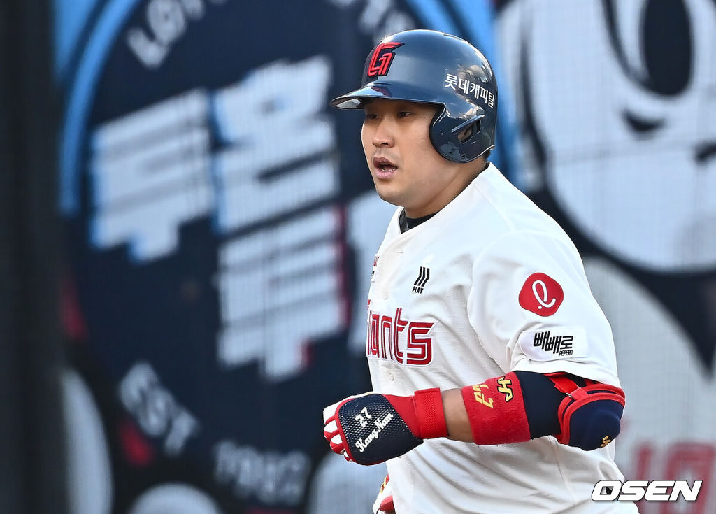 3일 부산 사직야구장에서 2025 신한 SOL 뱅크 KBO 리그 롯데 자이언츠와 NC 다이노스의 경기가 열린다. 홈팀 롯데는 박진, 방문팀 NC는 신민혁이 선발 출전한다.롯데 자이언츠 유강남이 4회말 1사 좌중월 동점 솔로 홈런을 치고 하이파이브를 하고 있다. 2025.05.03 / foto0307@osen.co.kr