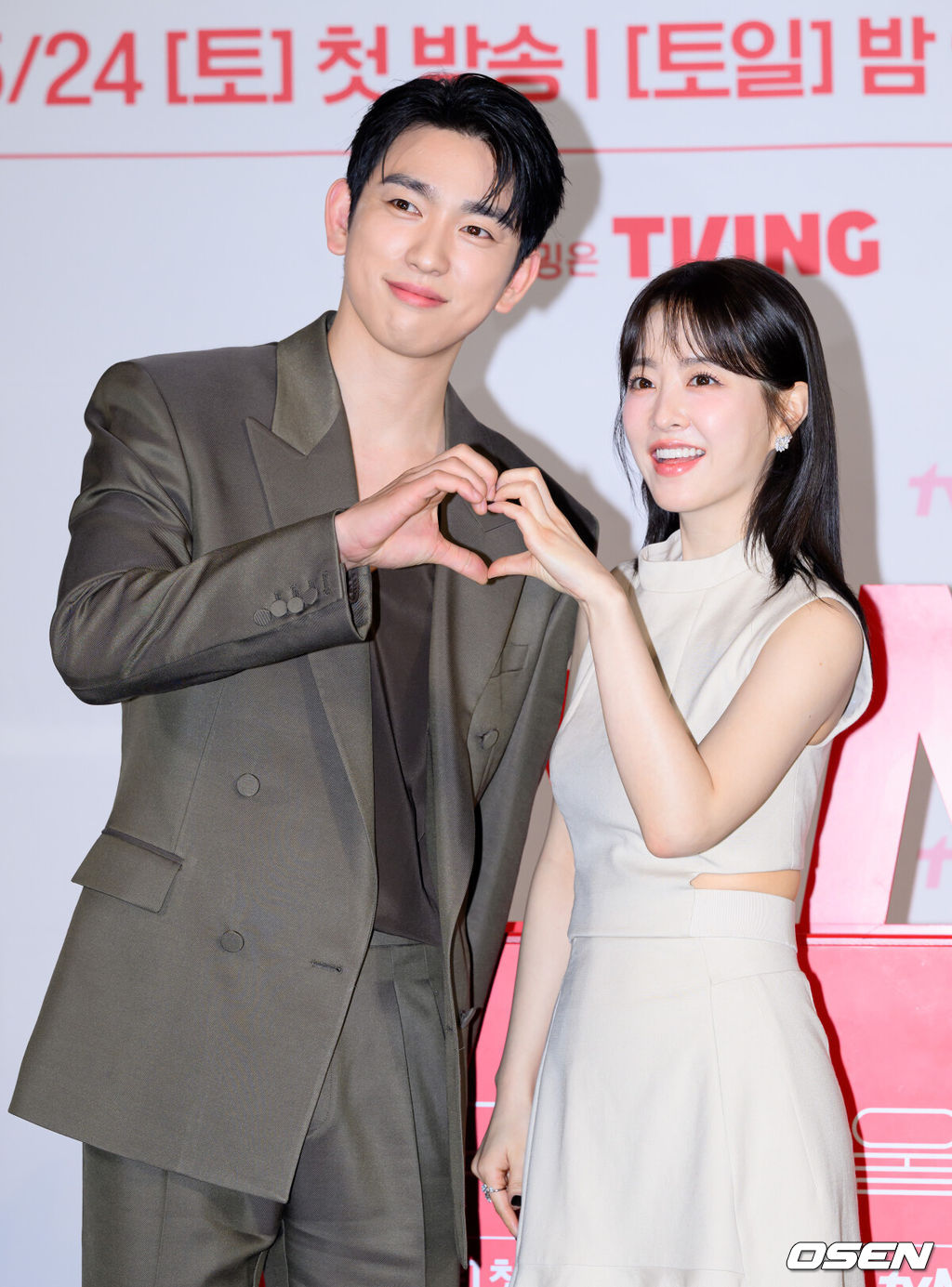21일 오후 서울 CGV영등포에서 tvN 새 토일드라마 '미지의 서울' 제작발표회가 열렸다.‘미지의 서울’은 얼굴 빼고 모든 게 다른 쌍둥이 자매가 인생을 맞바꾸는 거짓말로 진짜 사랑과 인생을 찾아가는 로맨틱 성장 드라마로 오는 24일(토) 밤 9시 20분에 첫 방송된다.배우 박진영, 박보영이 포토타임을 가지고 있다. 2025.05.21 /sunday@osen.co.kr
