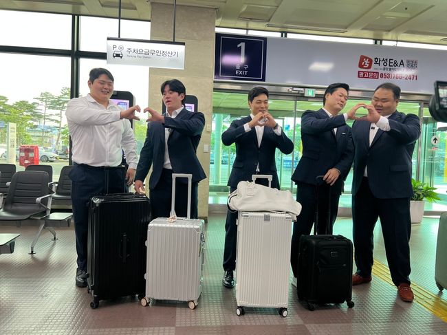 영암군민속씨름단 소속 김기태 감독, 윤정수 코치, 백두장사 김민재,  한라장사 차민수, 금강장사 최정만 선수가 대구공항을 통해 몽골로 전지훈련을 떠났다. / KBC광주방송