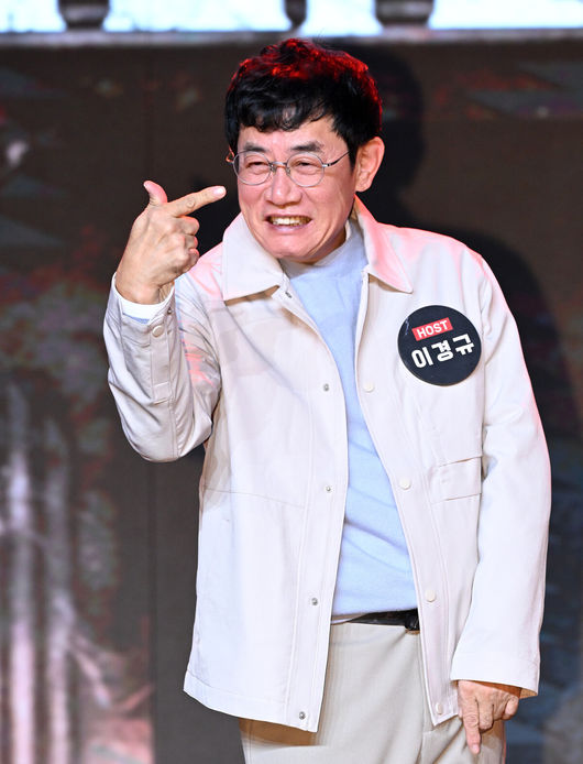 14일 오전 서울 동대문 브이스페이스에서 넷플릭스 예능 ‘코미디 리벤지’ 제작발표회가 열렸다.‘코미디 리벤지​’는 ‘코미디 로얄’ 우승팀 이경규팀이 판을 깔고 K-코미디 대표주자들이 각잡고 웃음 터뜨리는 코미디 컴피티션이다.코미디언 이경규가 포토타임을 가지고 있다. 2024.10.14 /sunday@osen.co.kr
