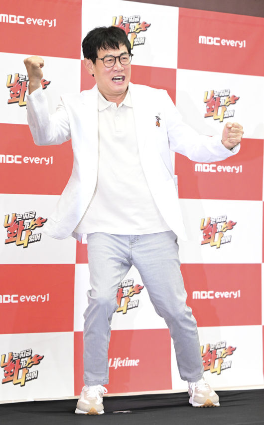 14일 오후 서울 상암동 스탠포드호텔에서 MBC에브리원∙라이프타임 새 예능 ‘나는 지금 화가 나있어’ 제작발표회가 열렸다.예능 ‘나는 지금 화가 나있어’(약칭 나화나)는 대한민국 ‘화’ 전문 MC들이 ‘화(火)’제의 게스트를 초대해 그들의 화 유발 비밀 토크를 듣고 화풀이 노하우를 대방출하는 ‘대국민 화Free(프리) 쇼’다. 이경규, 박명수, 권율, 덱스가 시청자들의 꽉 막힌 ‘화’를 대리 분출하며 통쾌한 사이다를 선사할 예정이다.방송인 이경규가 제작발표회에 참석해 포토타임을 하고 있다. 2023.08.14 / dreamer@osen.co.kr