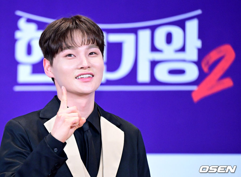12일 오후 서울 상암동 누리꿈스퀘어 비즈니스타워에서 MBN '현역가왕2' 종영기념 기자간담회가 열렸다.'현역가왕2’는 박서진이 총점 4574점을 기록하며 최종 우승을 차지했다. 이어 진해성-에녹-신승태-김준수-최수호-강문경이 차례로 톱7을 완성했다. 가수 박서진이 포토타임을 하고 있다. 2025.03.12 / dreamer@osen.co.kr