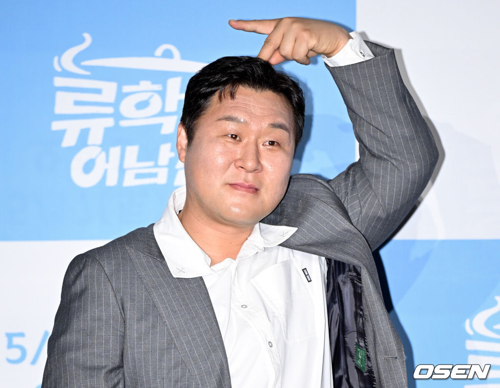 ㅁE채널 새 예능 ‘류학생 어남선’ 제작발표회가 15일 서울 종로구 씨네큐브 광화문에서 열렸다.'류학생 어남선'은 '먹고 배우고 완성하라'는 슬로건으로 류수영, 윤경호, 기현이 함께 현지로 떠나 세계의 낯선 요리를 배우고 해외의 '킥'을 넣어 요리를 완성하는 예능 프로그램이다. 세 사람은 포르투로 첫 번째 요리 유학을 떠난다.배우 윤경호가 포즈를 취하고 있다. 2025.05.15 /cej@osen.co.kr