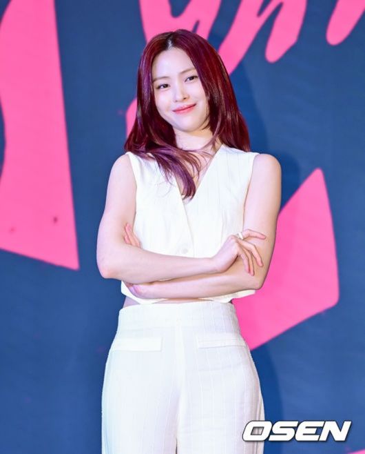 9일 오후 서울 송파구 신천동 소피텔 앰배서더 서울 호텔 & 서비스드 레지던스에서 있지(ITZY) 새 미니 앨범 'Girls Will Be Girls'(걸스 윌 비 걸스) 발매 기념 기자간담회가 열렸다. 신보에는 타이틀곡 'Girls Will Be Girls'를 비롯해 'Kiss & Tell'(키스 앤 텔), 'Locked N Loaded'(락드 앤 로디드), 'Promise'(프라미스), 'Walk'(워크)까지 총 5트랙이 실린다. 앨범과 동명인 타이틀곡은 다이내믹한 비트와 규모감 있는 보컬 하모니가 인상적인 곡으로 ITZY의 화려한 퍼포먼스, 고퀄리티 영상미를 자랑하는 뮤직비디오 등 여러 요소가 오감을 만족시킨다. 있지 예지, 리아, 류진, 채령, 유나가 포토타임을 하고 있다. 2025.06.09 /jpnews@osen.co.kr