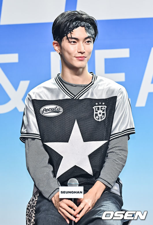 [OSEN=박준형 기자] 4일 오후 서울 한남동 블루스퀘어 마스터카드홀에서 'RIIZING DAY: RIIZE Premiere'(라이징 데이: 라이즈 프리미어) 행사가 진행됐다.  라이즈는 그룹명에 '성장하다(Rise)'와 '실현하다(Realize)'는 뜻의 영단어를 더해, '함께 성장하고 꿈을 실현해 나아가는 팀'이라는 의미를 담았으며, 맏형 쇼타로부터 은석, 성찬, 원빈, 승한, 소희, 막내 앤톤까지 실력과 비주얼을 겸비한 7인의 최정예 멤버로 구성되어 있다.그룹 라이즈 승한이 미소 짓고 있다.  2023.09.04  / soul1014@osen.co.kr