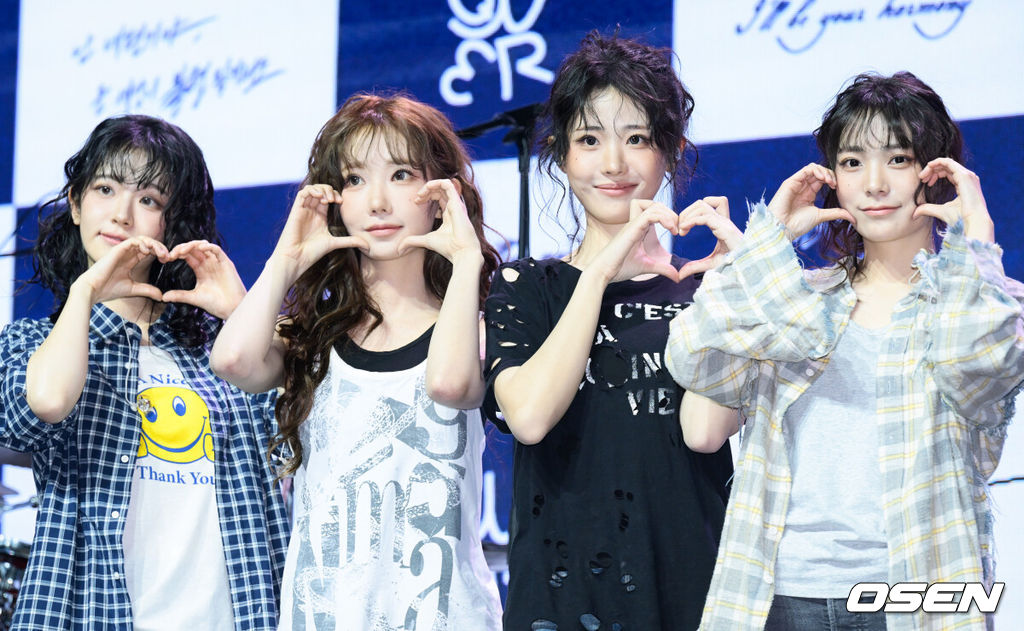 QWER(쵸단, 마젠타, 히나, 시연) 미니 3집 ‘난 네 편이야, 온 세상이 불협일지라도’ 발매 기념 미디어 쇼케이스가 9일 서울 서대문구 예스24 원더로크홀에서 열렸다. 미니 3집 ‘난 네 편이야, 온 세상이 불협일지라도’는 QWER이 쌓아온 밝고 희망찬 성장 서사 속에 불협의 시간을 함께 이겨낸 네 멤버가 변치 않는 미래를 다짐하는 앨범이다. QWER이 포즈를 취하고 있다. 2025.06.09 /cej@osen.co.kr